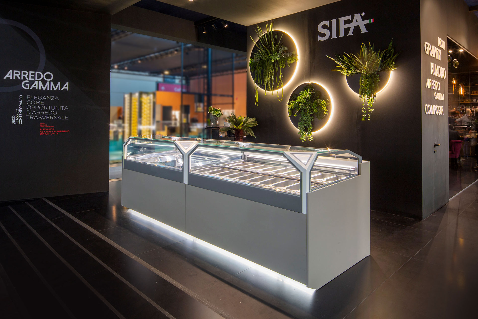 Vetrina tecnologica e di design per gelaterie e pasticcerie progettata da Sifa